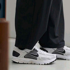 Nikee Zoom Vomero 5 White Black 6060