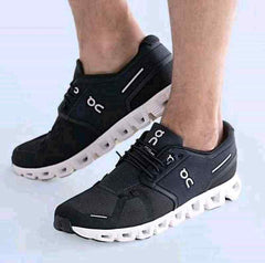 On Running Cloud 5 Black White 2547