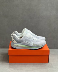 Nike_Zoom_Vomero_18_Silver_College_Grey
