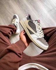 Nikee Air jordann retro 1 travis scott low reverse mocha