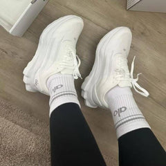 ALO YOGA RUNNER TRIPLE WHITE