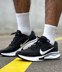 Nik.e Journey Run White Black 1850
