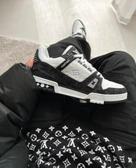 Loui vuitton Trainer Black with all accessories