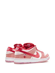 NIK SB DUNK LOW STRANGE LOVE
