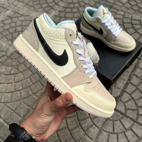 Nikee jordan 1low se sanddrift glacier blue