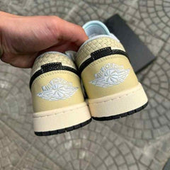 Nikee jordan 1low se sanddrift glacier blue