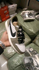 AIR JORDAN 1 RETRO LOW OG MEDIUM OLIVEBLACK-SUMMIT WHITE-SAIL 588
