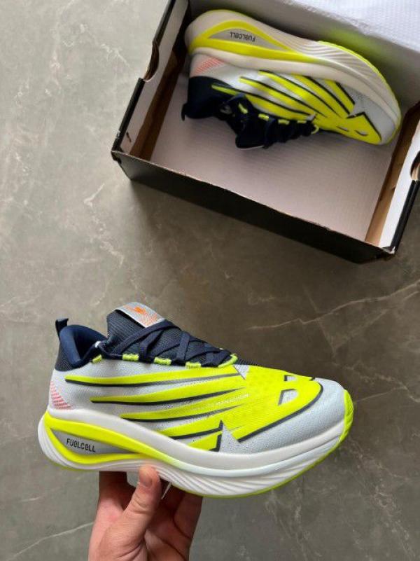 New Balanc.e Fuel Cell Elite V3 Neon Grey