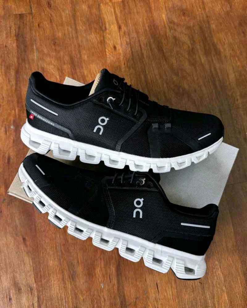 On Running Cloud 5 Black White 2547