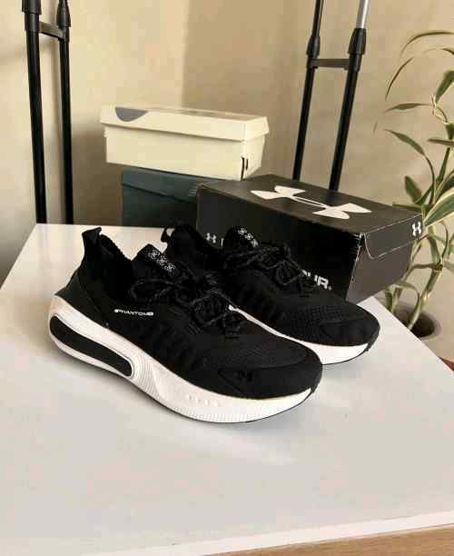 Under Armourr hovr phantom 4 black white