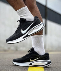 Nik.e Journey Run White Black 1850