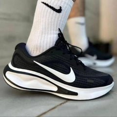 Nik.e Journey Run White Black 1850
