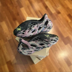 .ua .ADIDA.S yeezy foam runner mx carbon ua
